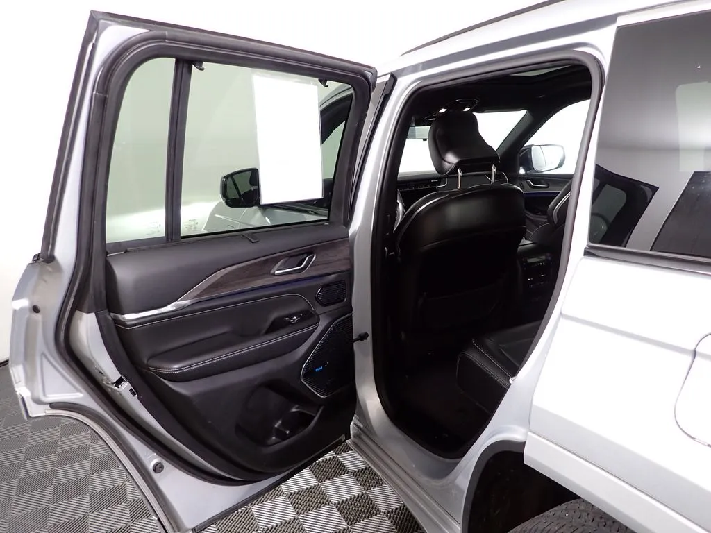 Jeep Grand Cherokee photo 36