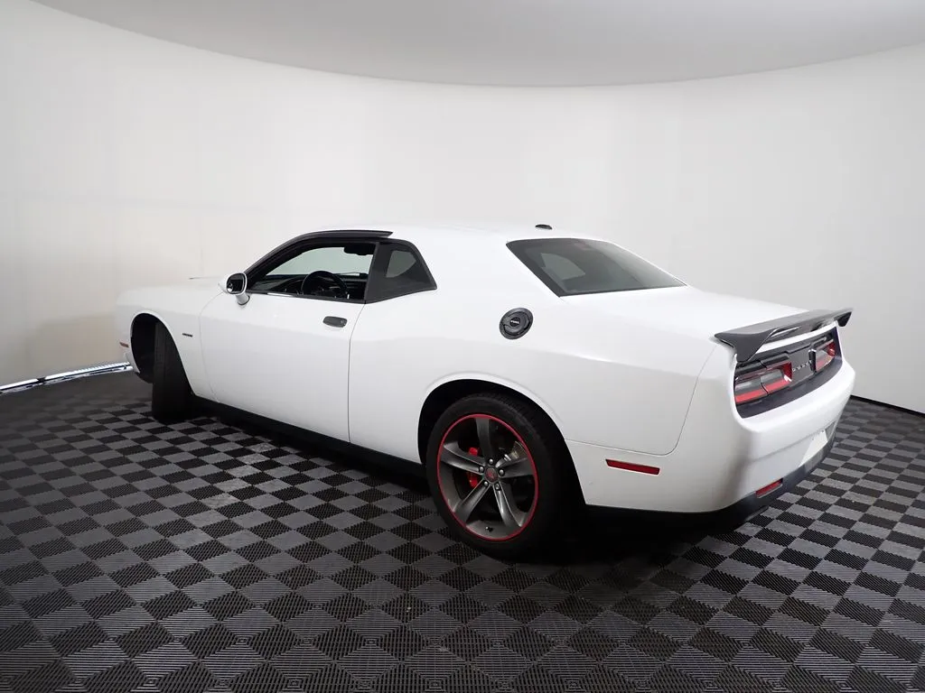 Dodge Challenger photo 12