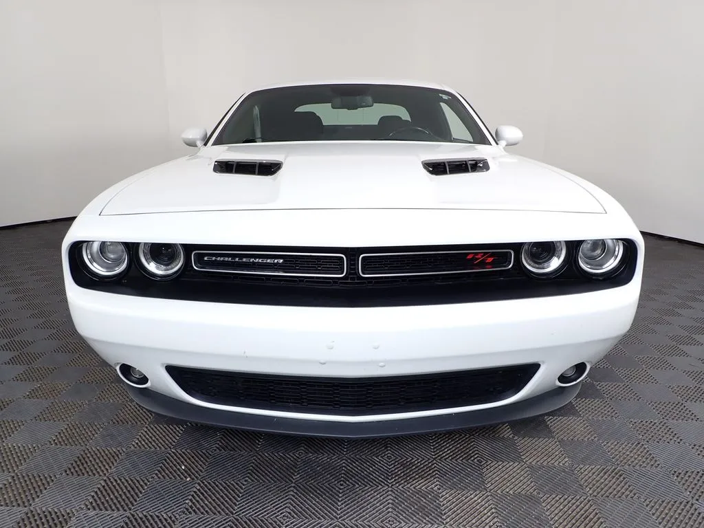 Dodge Challenger photo 8