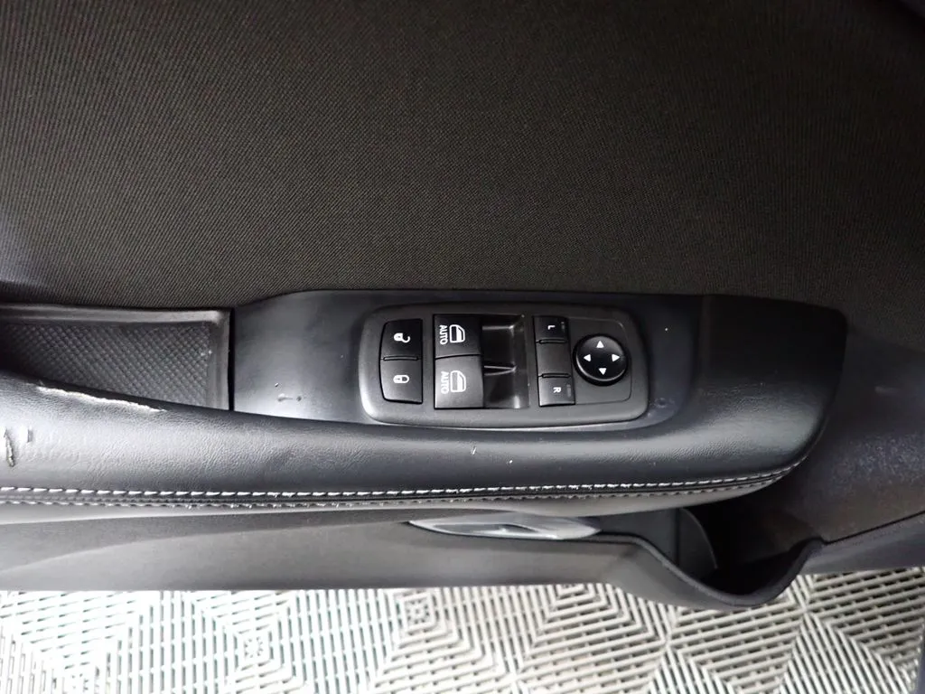 Dodge Challenger photo 17