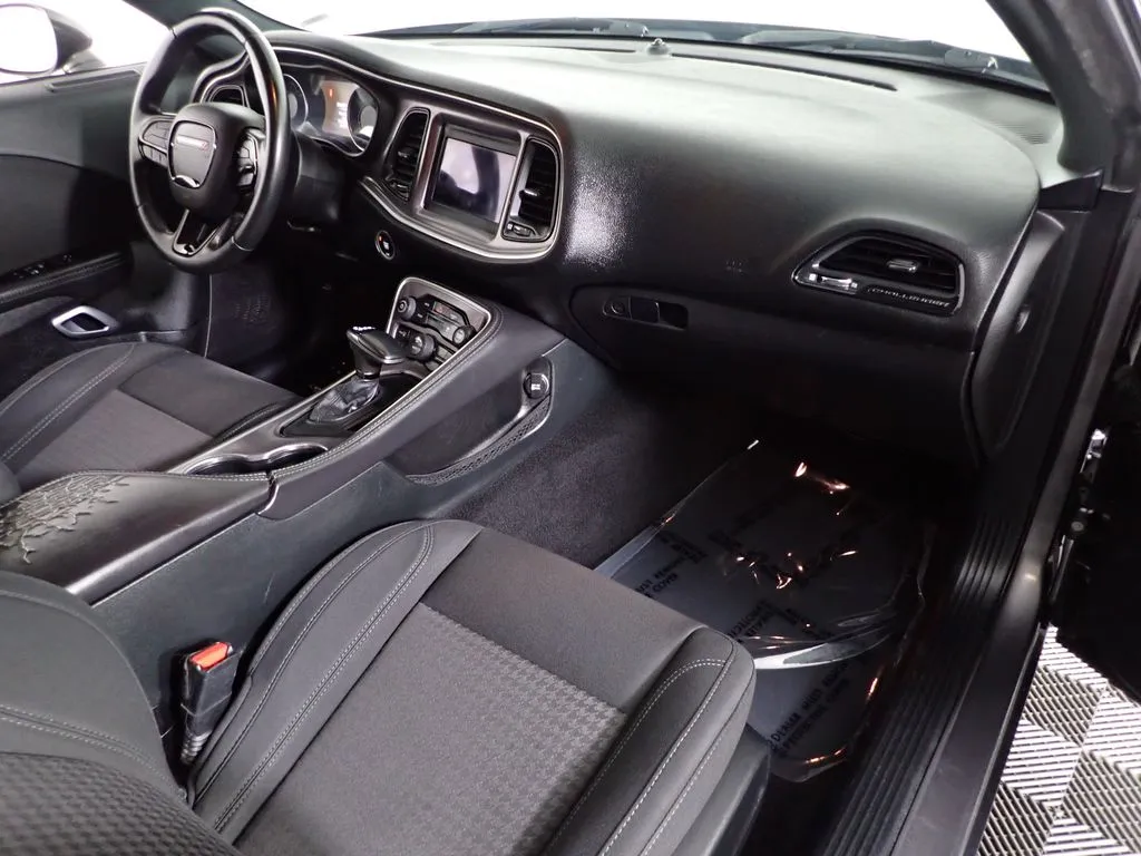 Dodge Challenger photo 31