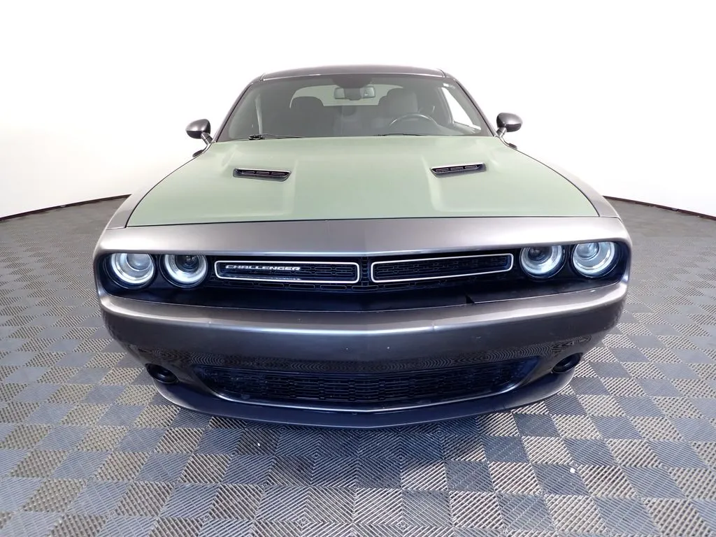 Dodge Challenger photo 7