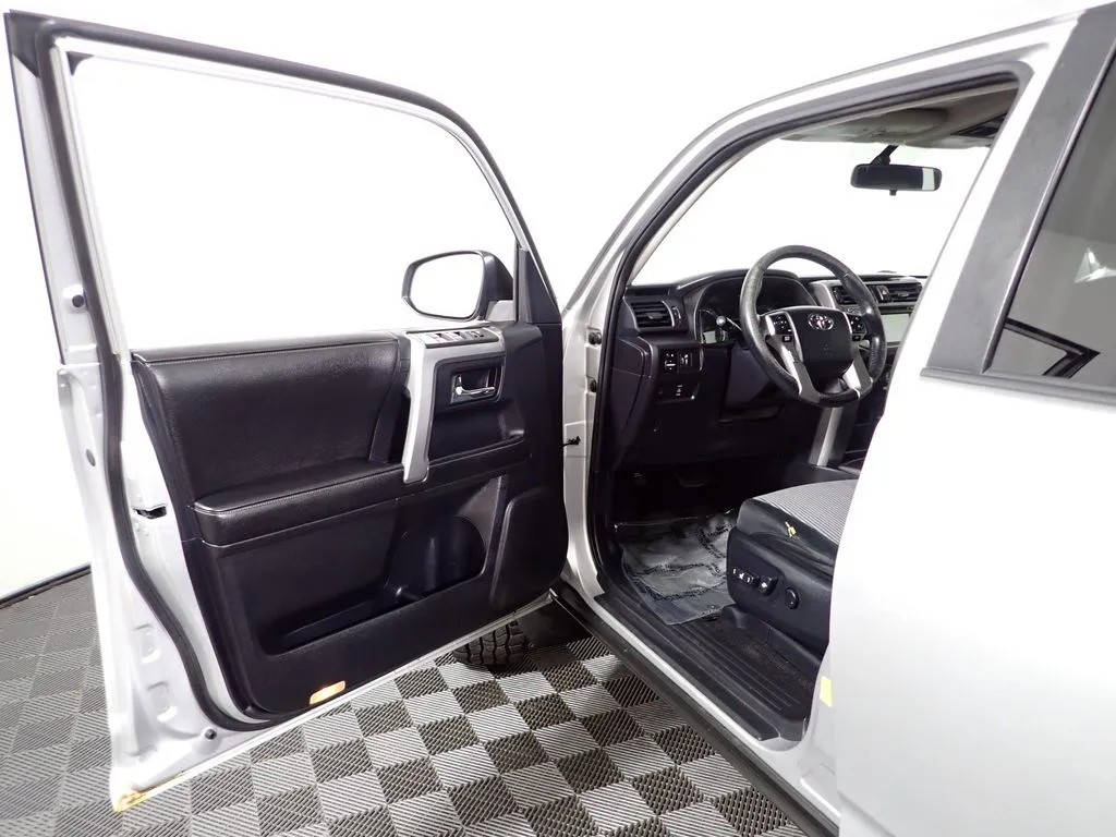 Toyota 4Runner photo 18