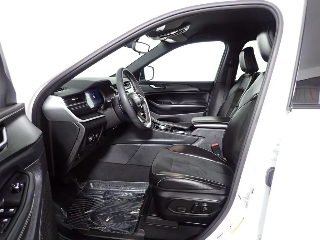 Jeep Grand Cherokee photo 21