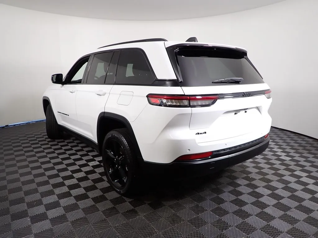 Jeep Grand Cherokee photo 12