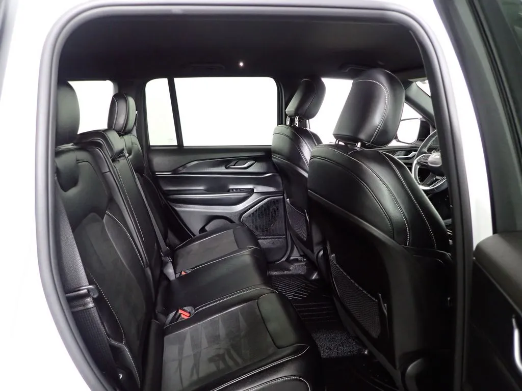 Jeep Grand Cherokee photo 35