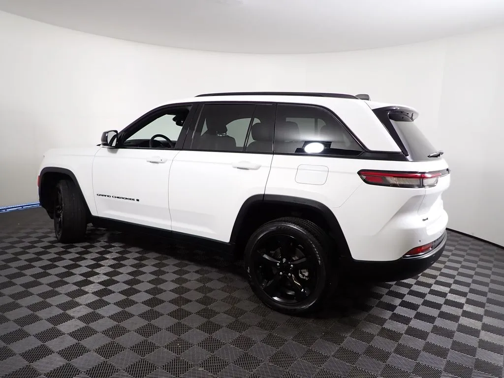 Jeep Grand Cherokee photo 11