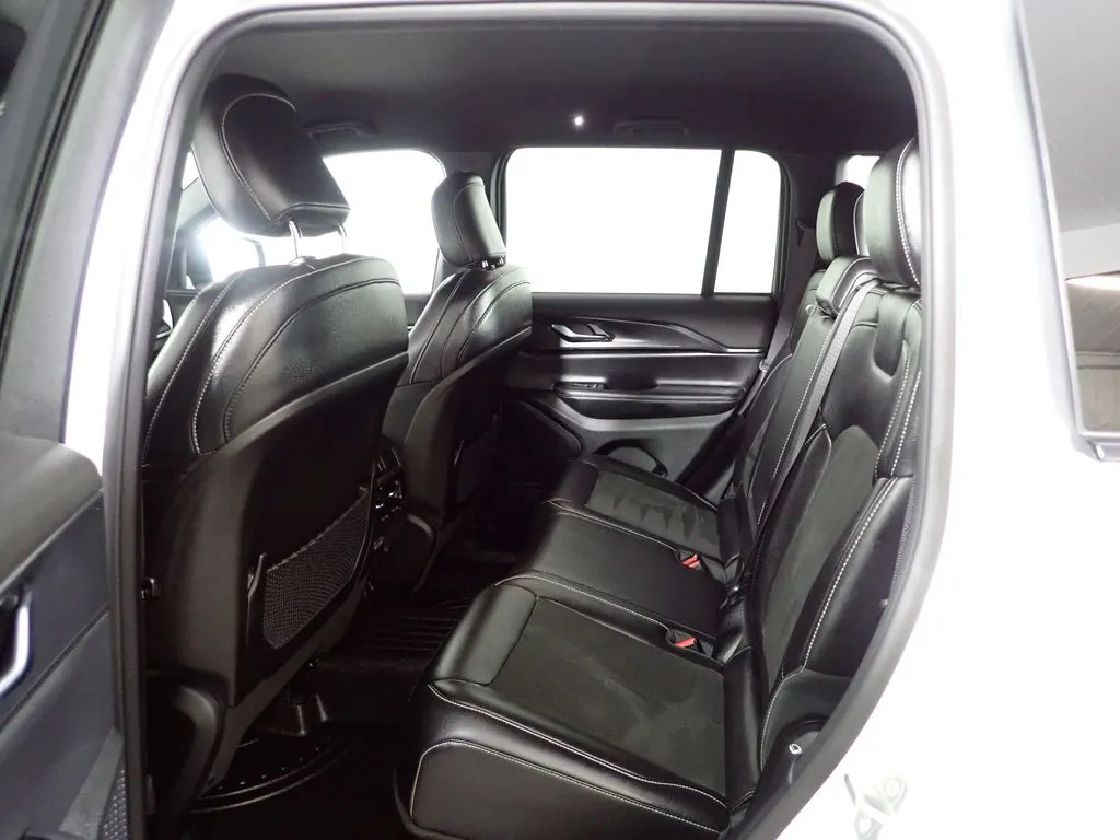 Jeep Grand Cherokee photo 33