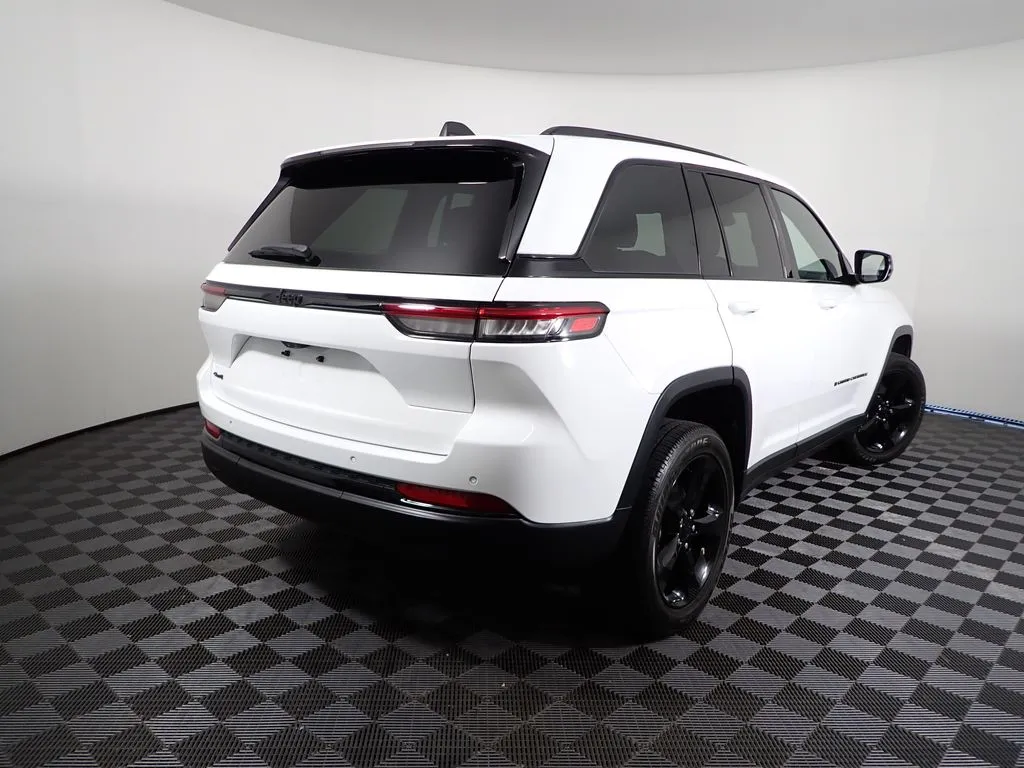 Jeep Grand Cherokee photo 17