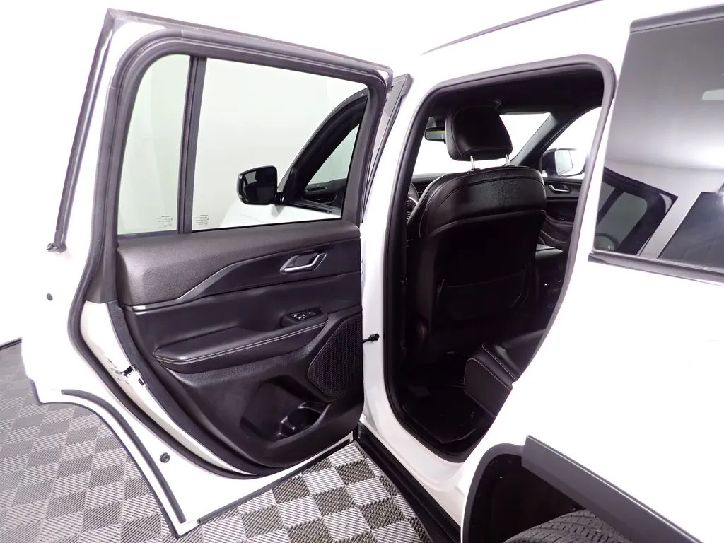 Jeep Grand Cherokee photo 32