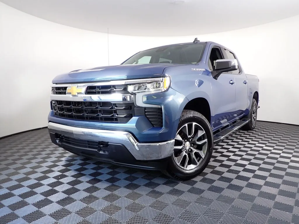 Chevrolet Silverado photo 2
