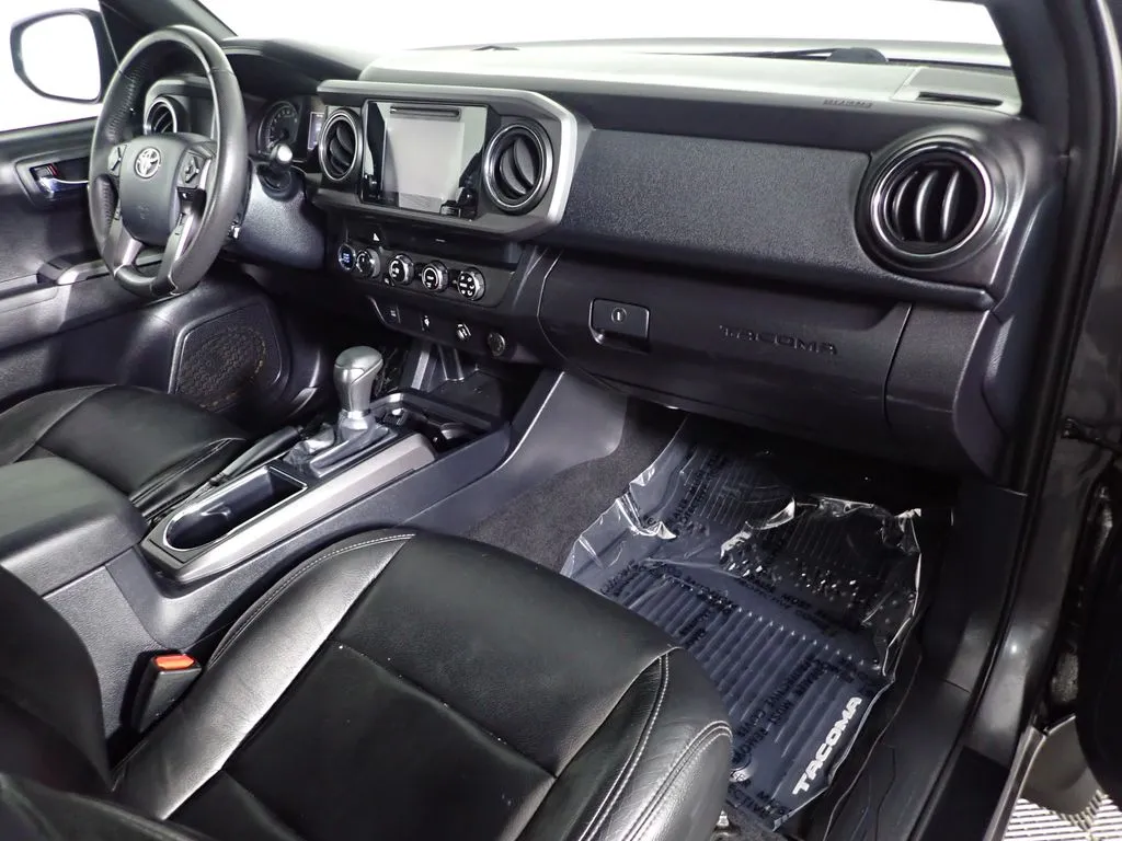 Toyota Tacoma photo 33