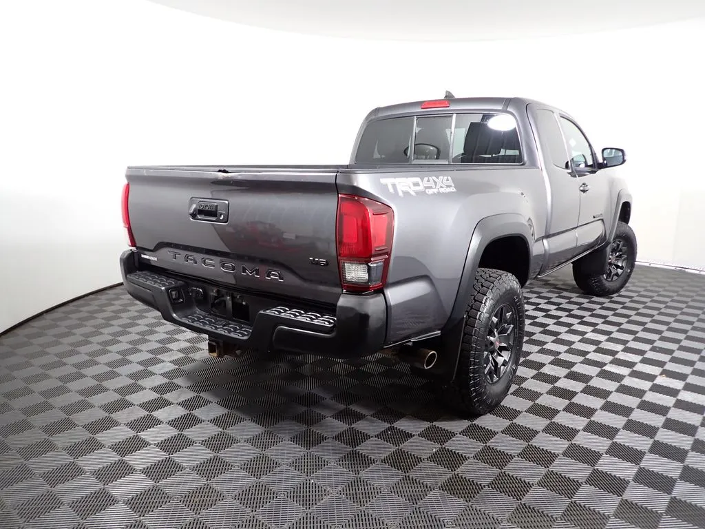 Toyota Tacoma photo 16