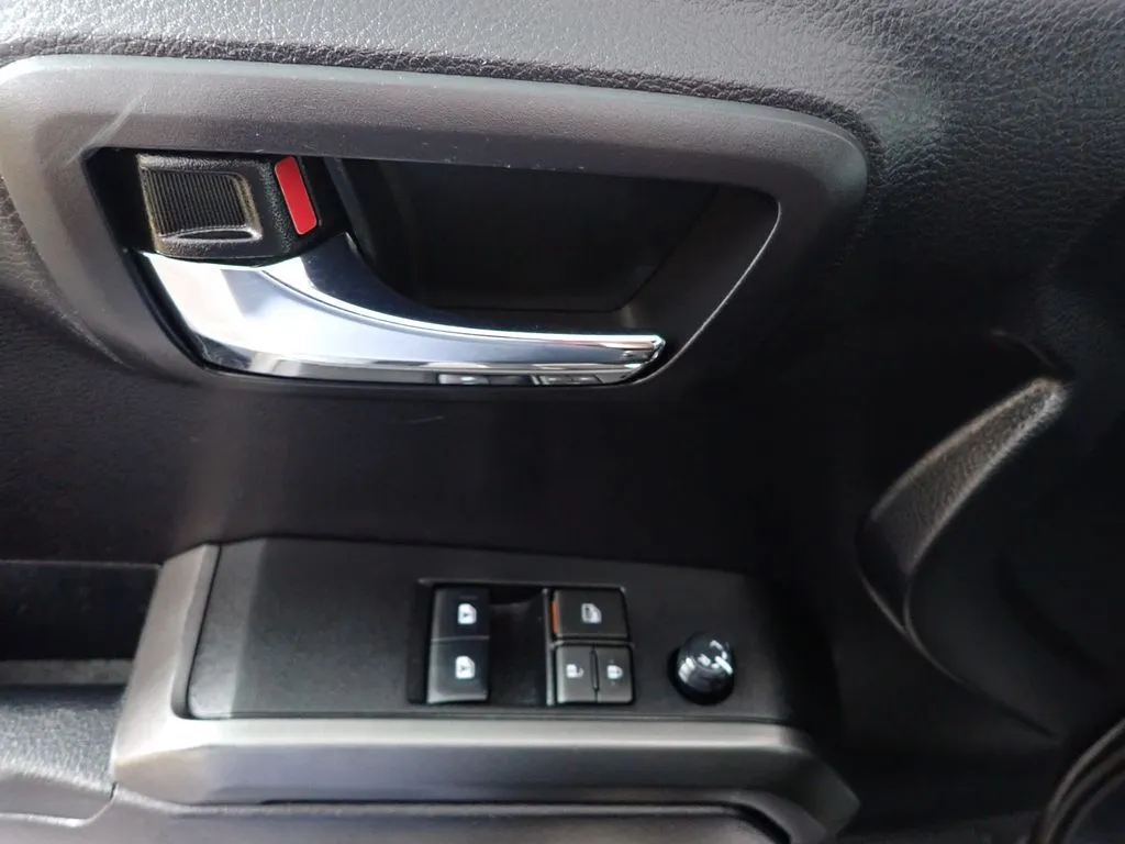 Toyota Tacoma photo 19