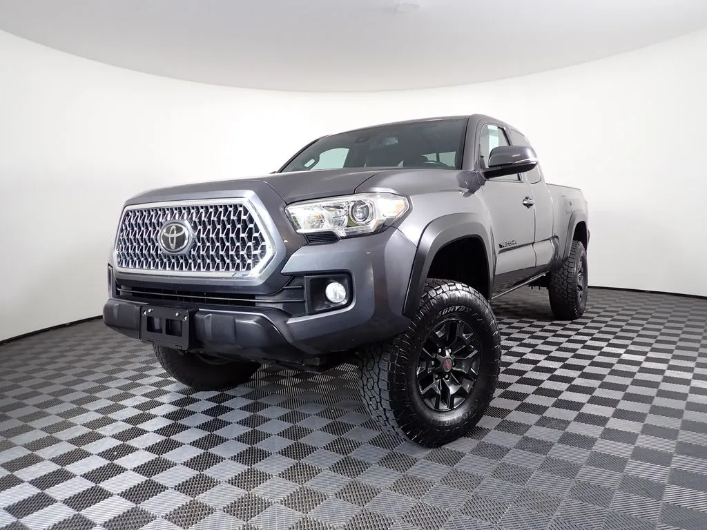 Toyota Tacoma photo 2