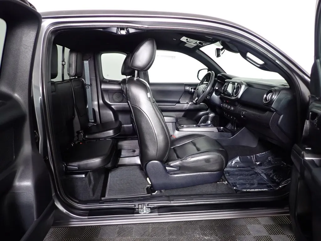 Toyota Tacoma photo 32