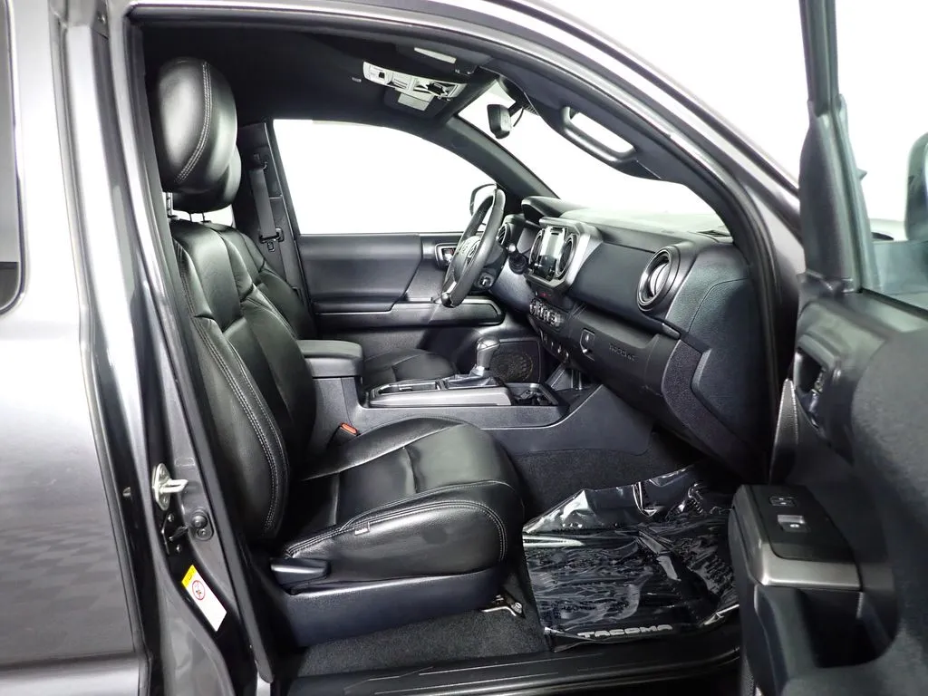 Toyota Tacoma photo 31