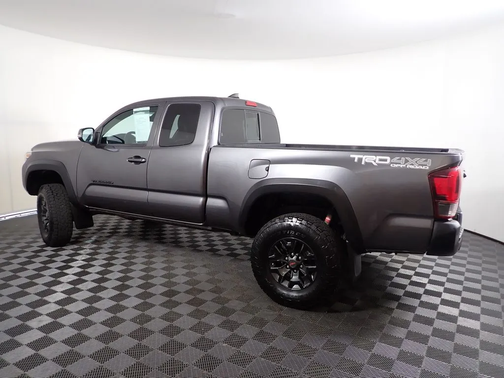 Toyota Tacoma photo 11