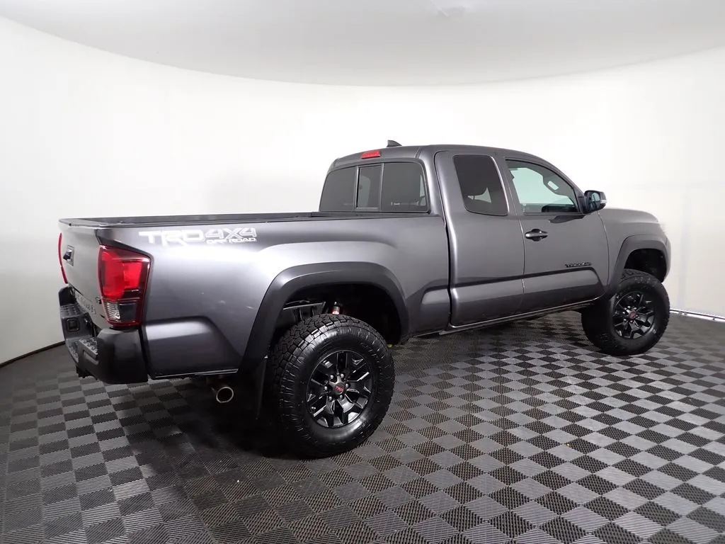 Toyota Tacoma photo 17