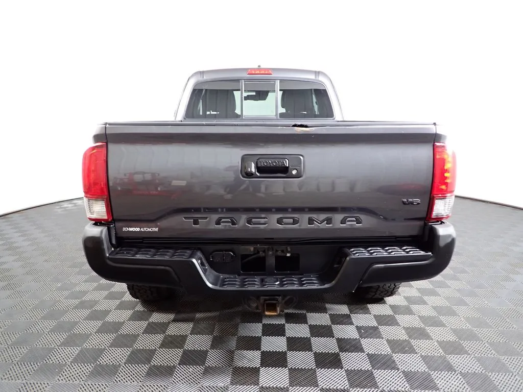Toyota Tacoma photo 13