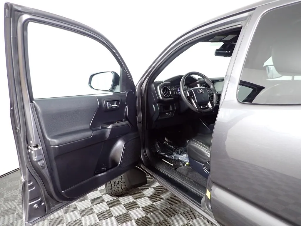 Toyota Tacoma photo 18