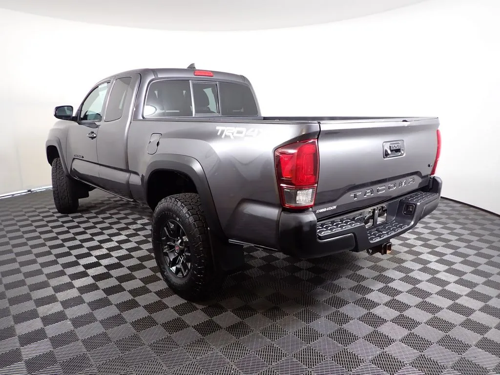Toyota Tacoma photo 12