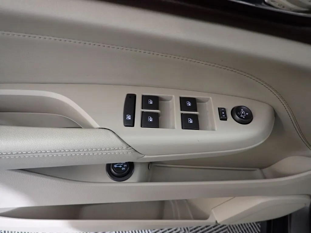 Cadillac SRX photo 19
