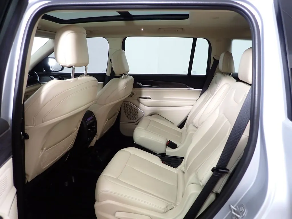 Jeep Grand Cherokee L photo 32