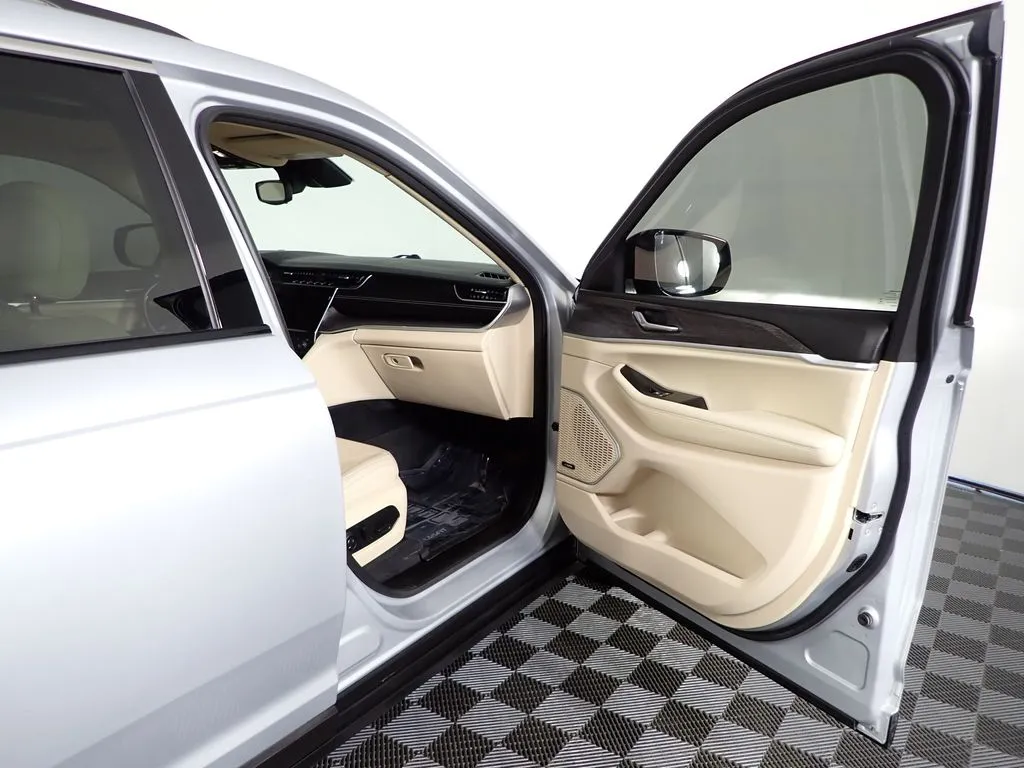 Jeep Grand Cherokee L photo 37