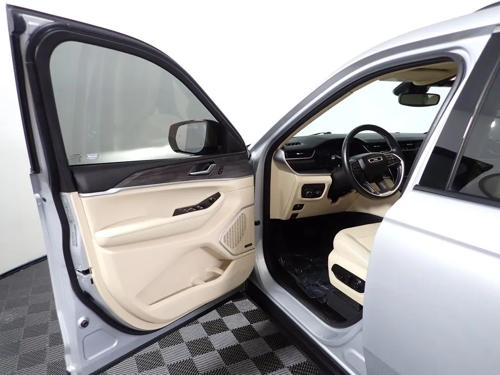 Jeep Grand Cherokee L photo 18