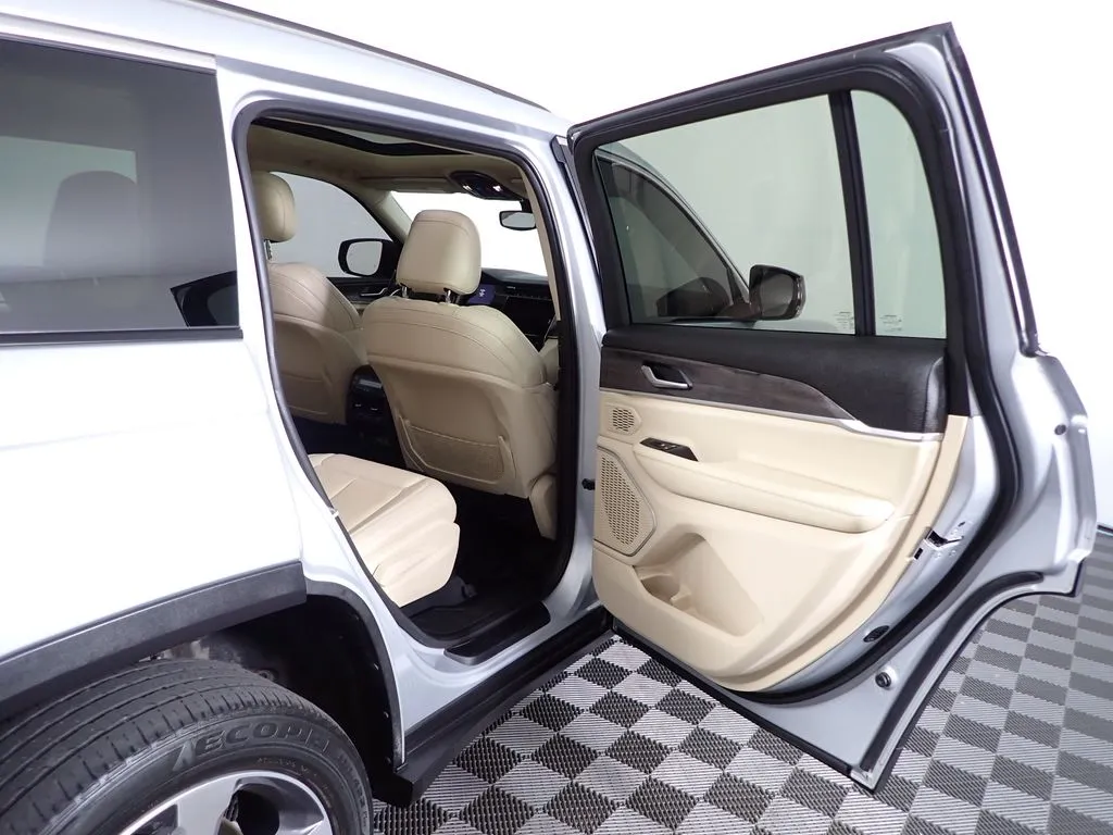 Jeep Grand Cherokee L photo 33