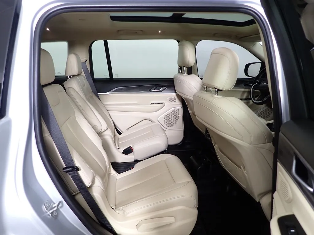 Jeep Grand Cherokee L photo 34
