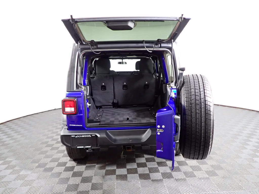 Jeep Wrangler photo 12