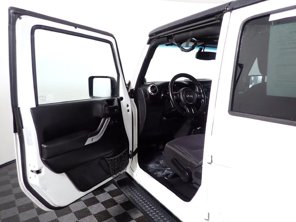 Jeep Wrangler photo 16