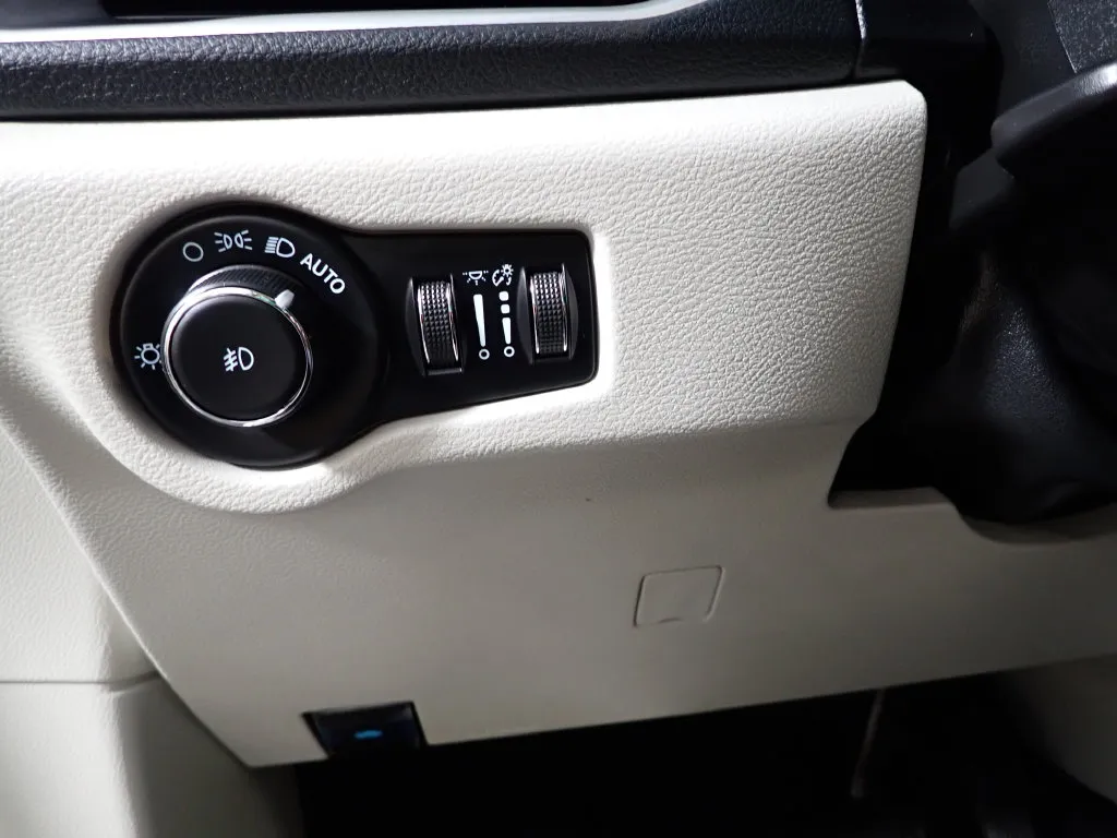 Chrysler Pacifica photo 22