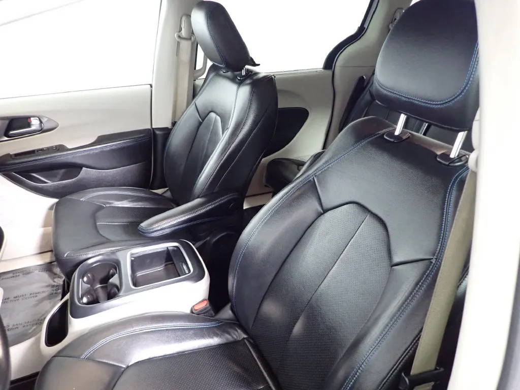 Chrysler Pacifica photo 20