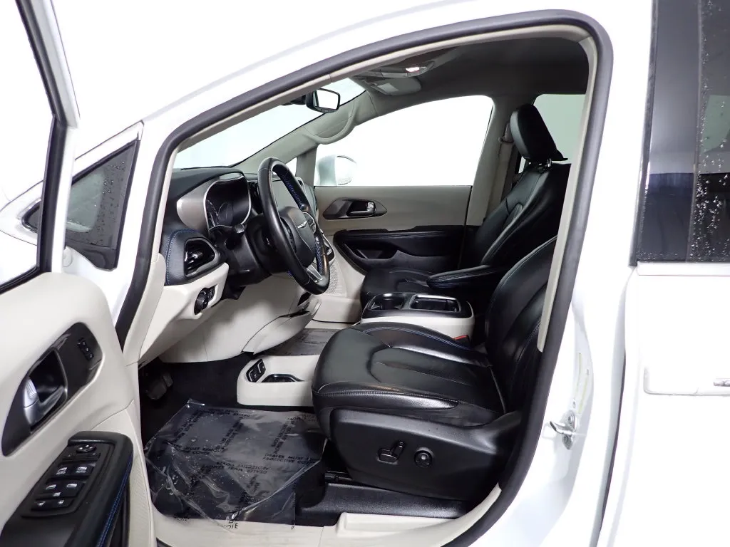 Chrysler Pacifica photo 19