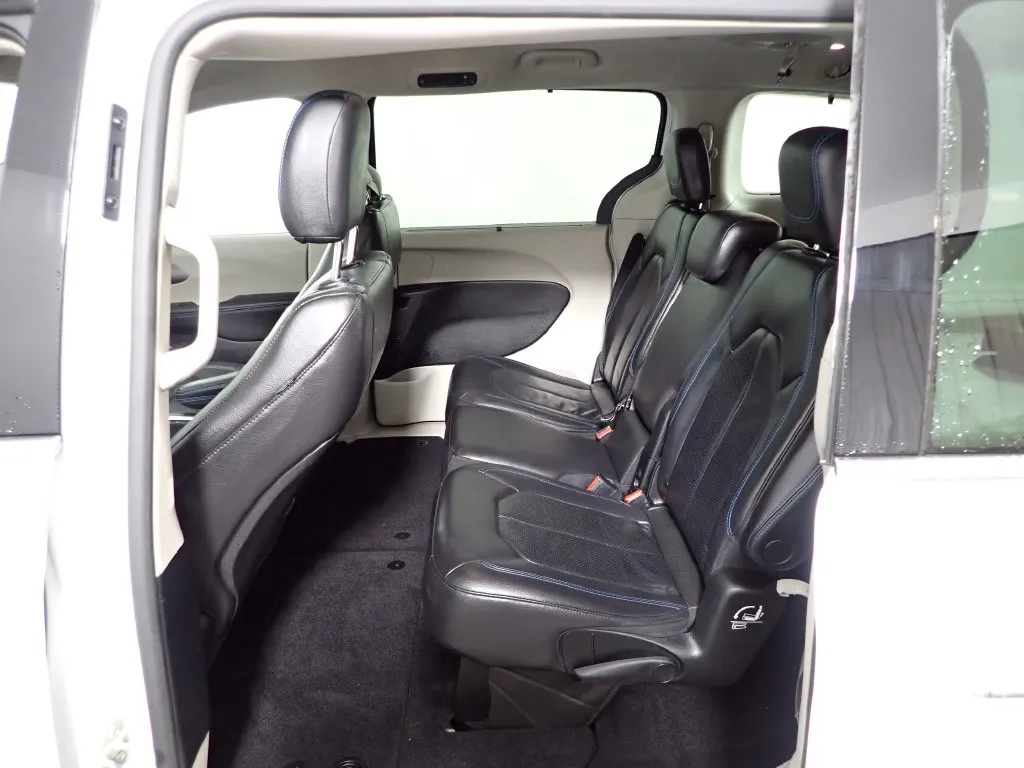 Chrysler Pacifica photo 30
