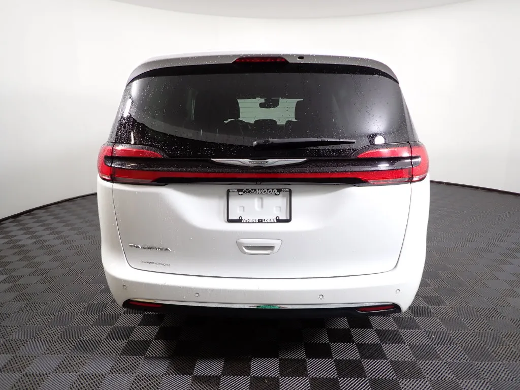 Chrysler Pacifica photo 11