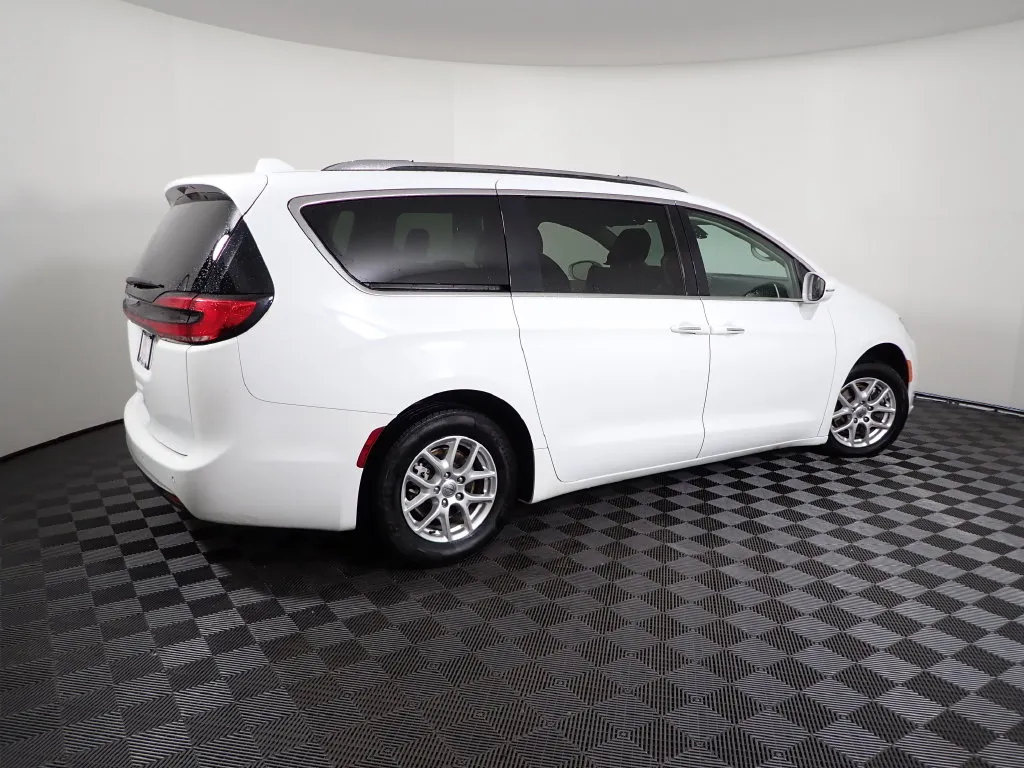 Chrysler Pacifica photo 16