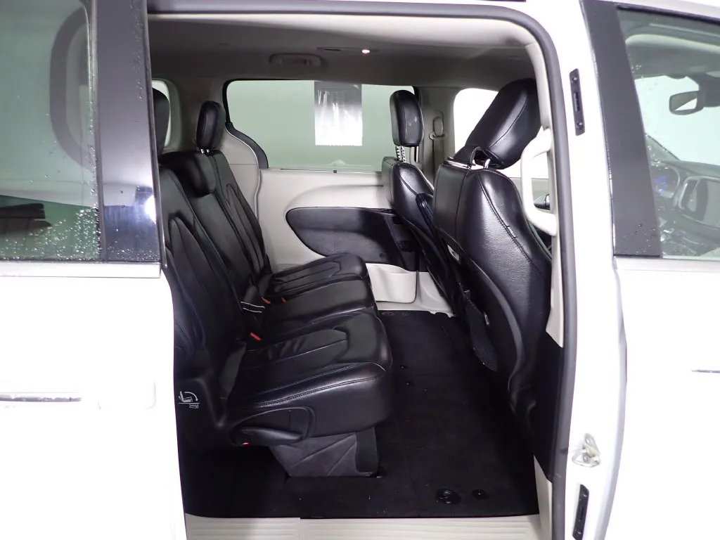 Chrysler Pacifica photo 32