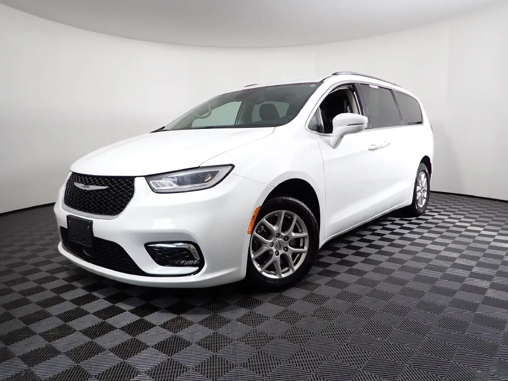 Chrysler Pacifica photo 2