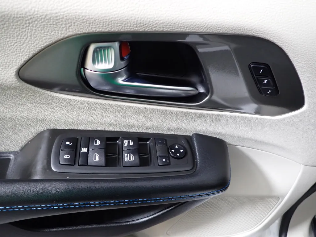 Chrysler Pacifica photo 18