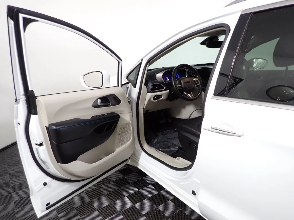 Chrysler Pacifica photo 17