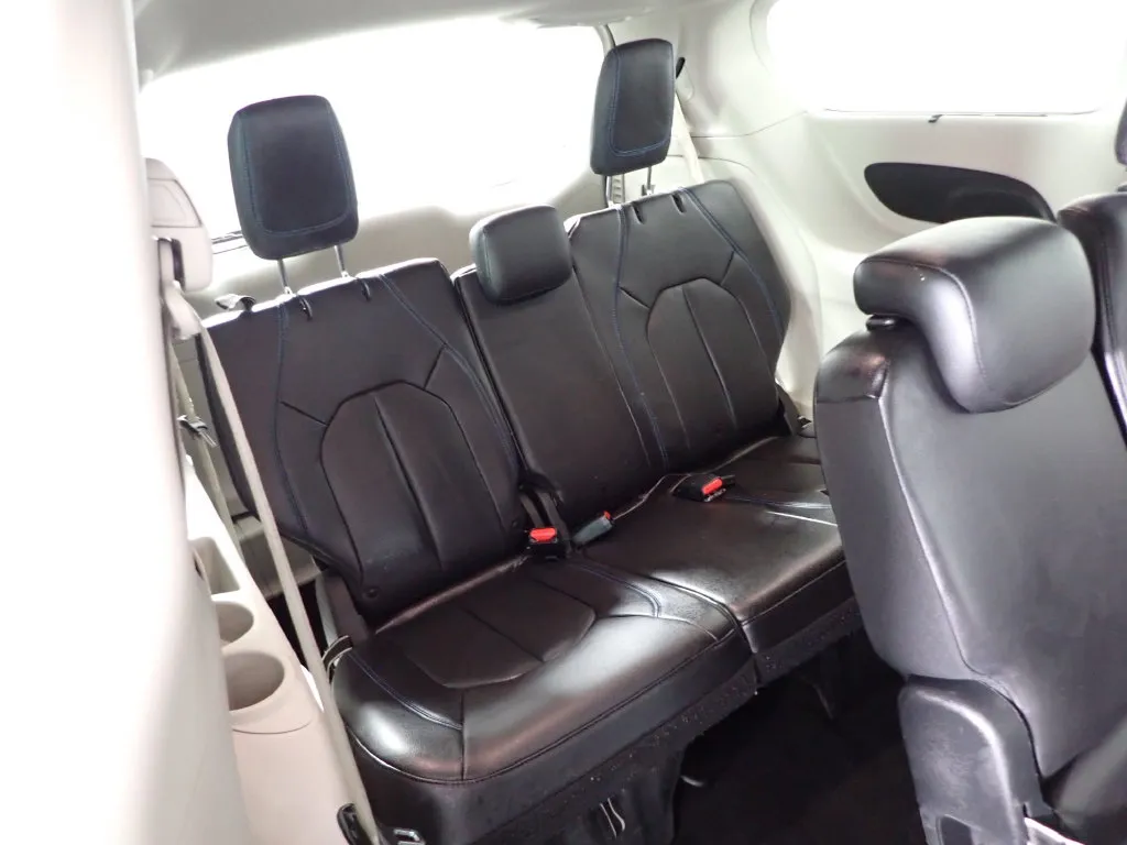 Chrysler Pacifica photo 33