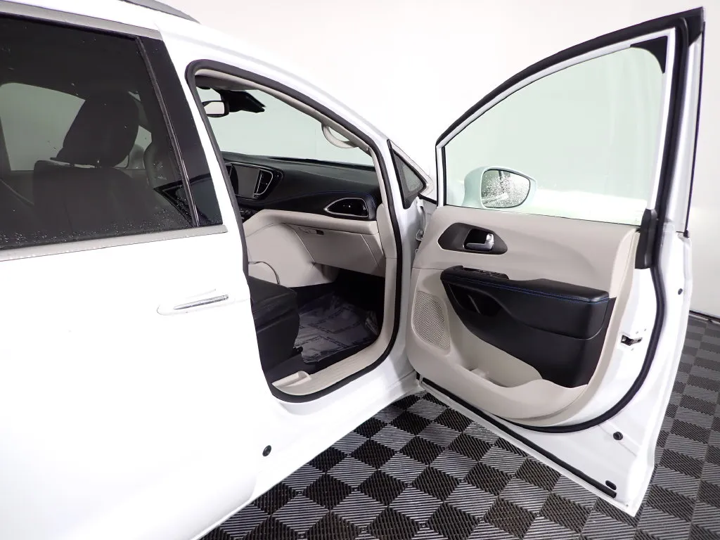 Chrysler Pacifica photo 35