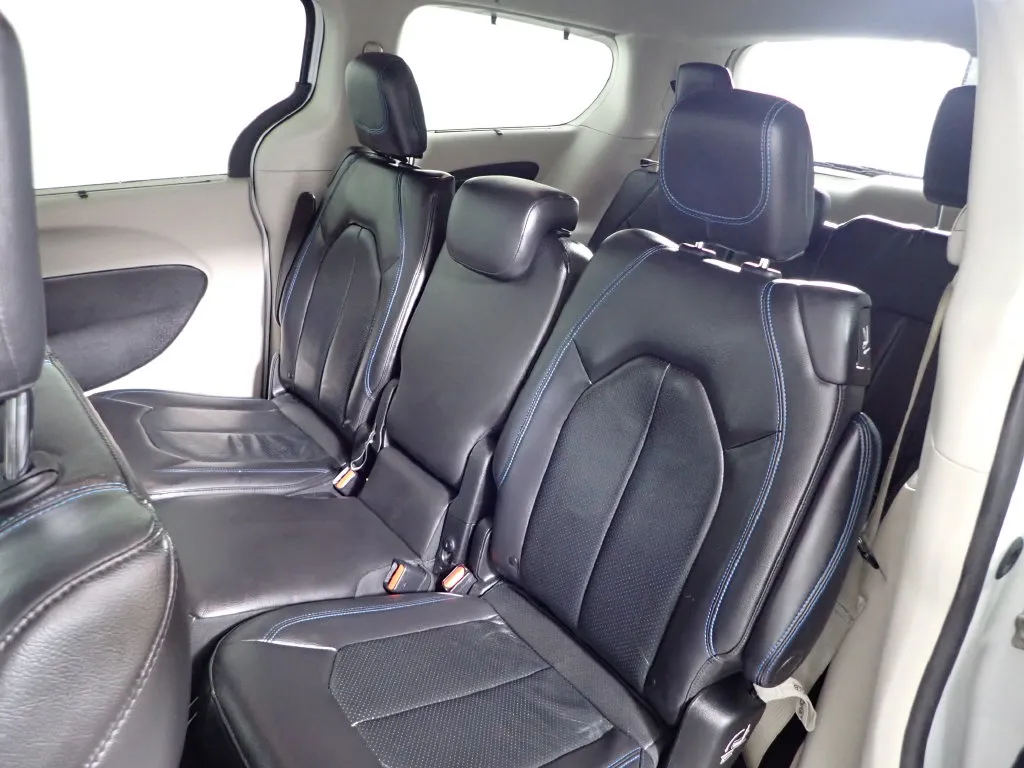 Chrysler Pacifica photo 31