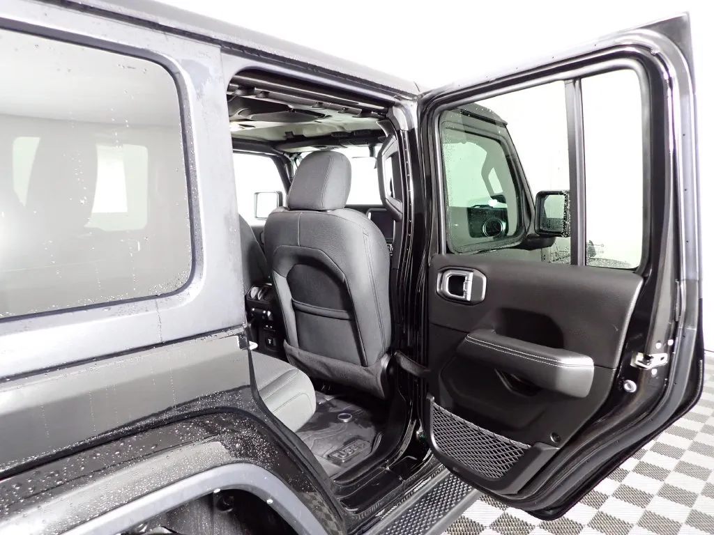 Jeep Wrangler photo 34