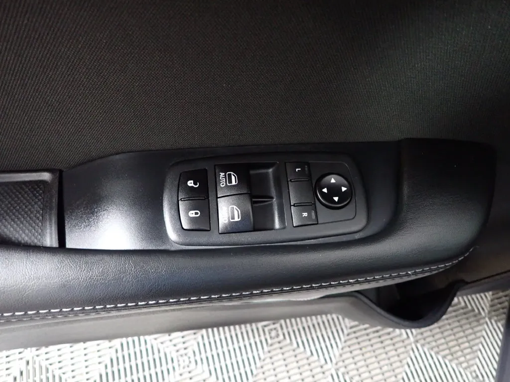 Dodge Challenger photo 18