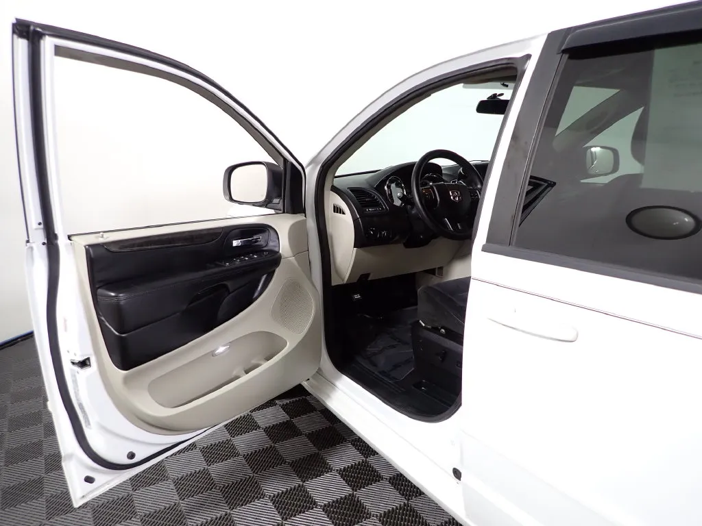 Dodge Grand Caravan photo 17